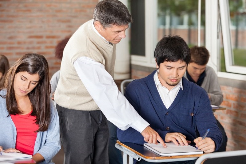 Ikut Kursus Bahasa Inggris atau Cukup Belajar di Sekolah?